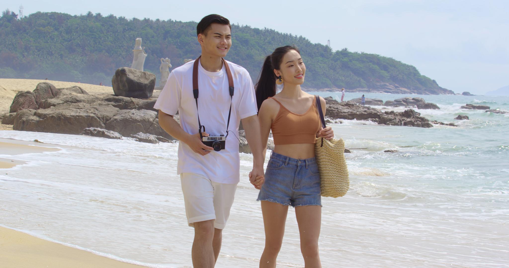 8K海边游玩散步的情侣视频的预览图