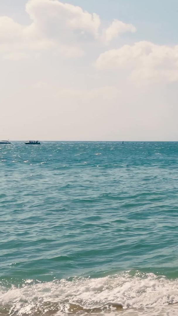 海南旅游亚龙湾海滩边水上运动摩托艇视频的预览图