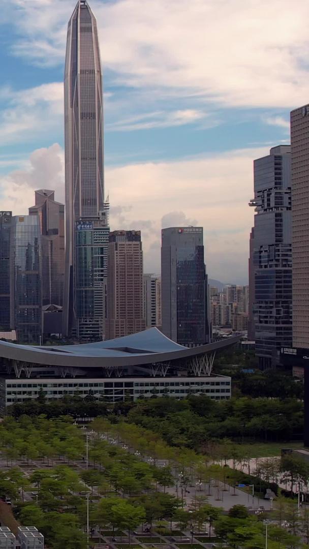 航拍大鹏高飞下深圳市民中心平安大厦视频的预览图