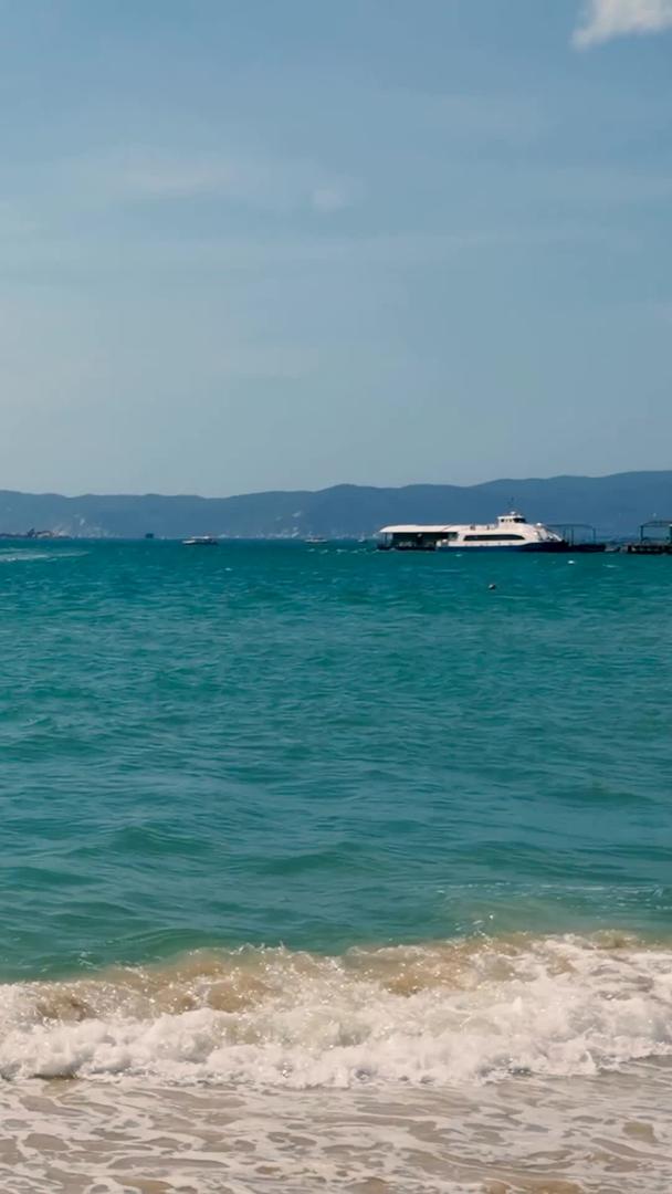 海南旅游亚龙湾海滩边水上运动摩托艇视频的预览图