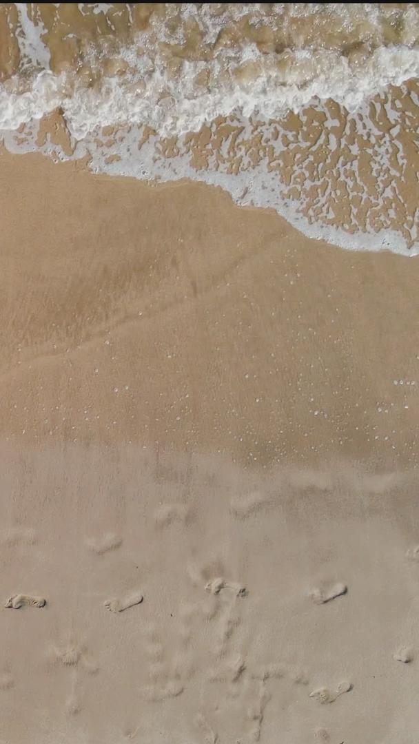 夏季沙滩上的海浪视频的预览图