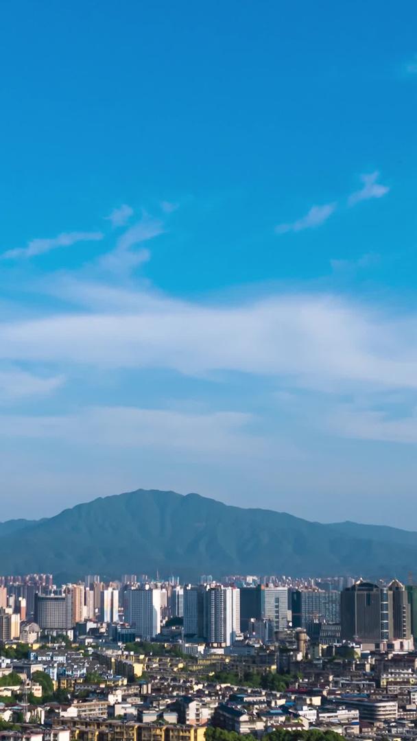 山城蓝天白云实拍延时摄影视频的预览图