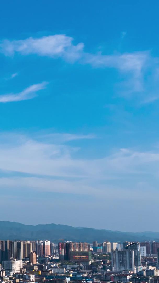山城蓝天白云实拍延时摄影视频的预览图
