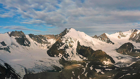 4K航拍新疆天山雪白云视频的预览图