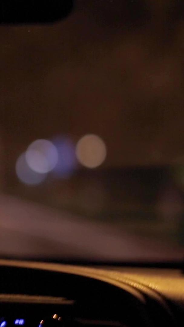 柔化虚焦光晕拍摄城市夜景驾驶车内视角素材视频的预览图
