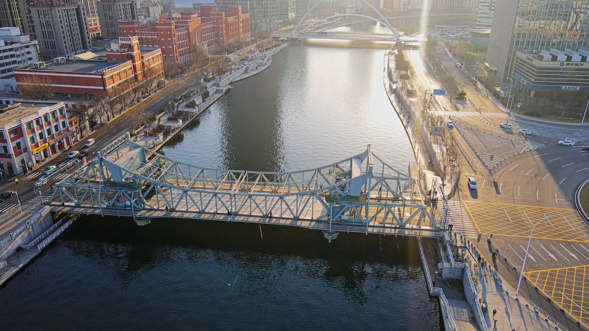 4K航拍逆光俯瞰天津解放桥海河城市景观视频的预览图