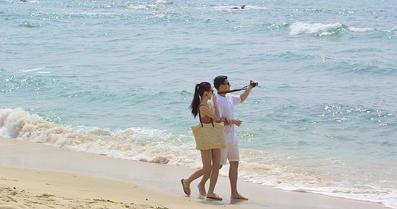 8K海边游玩拍照留念的情侣视频的预览图