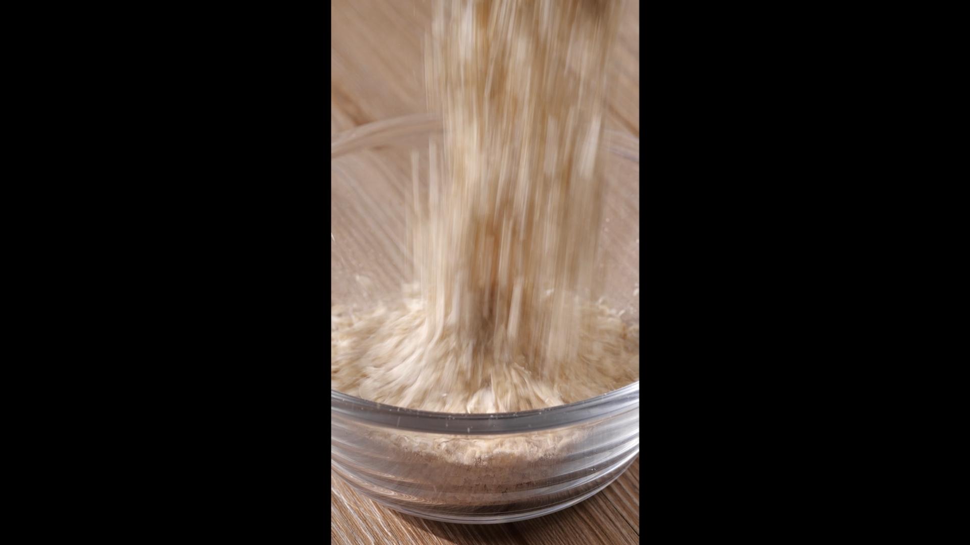 竖屏4k往碗里倒燕麦视频的预览图