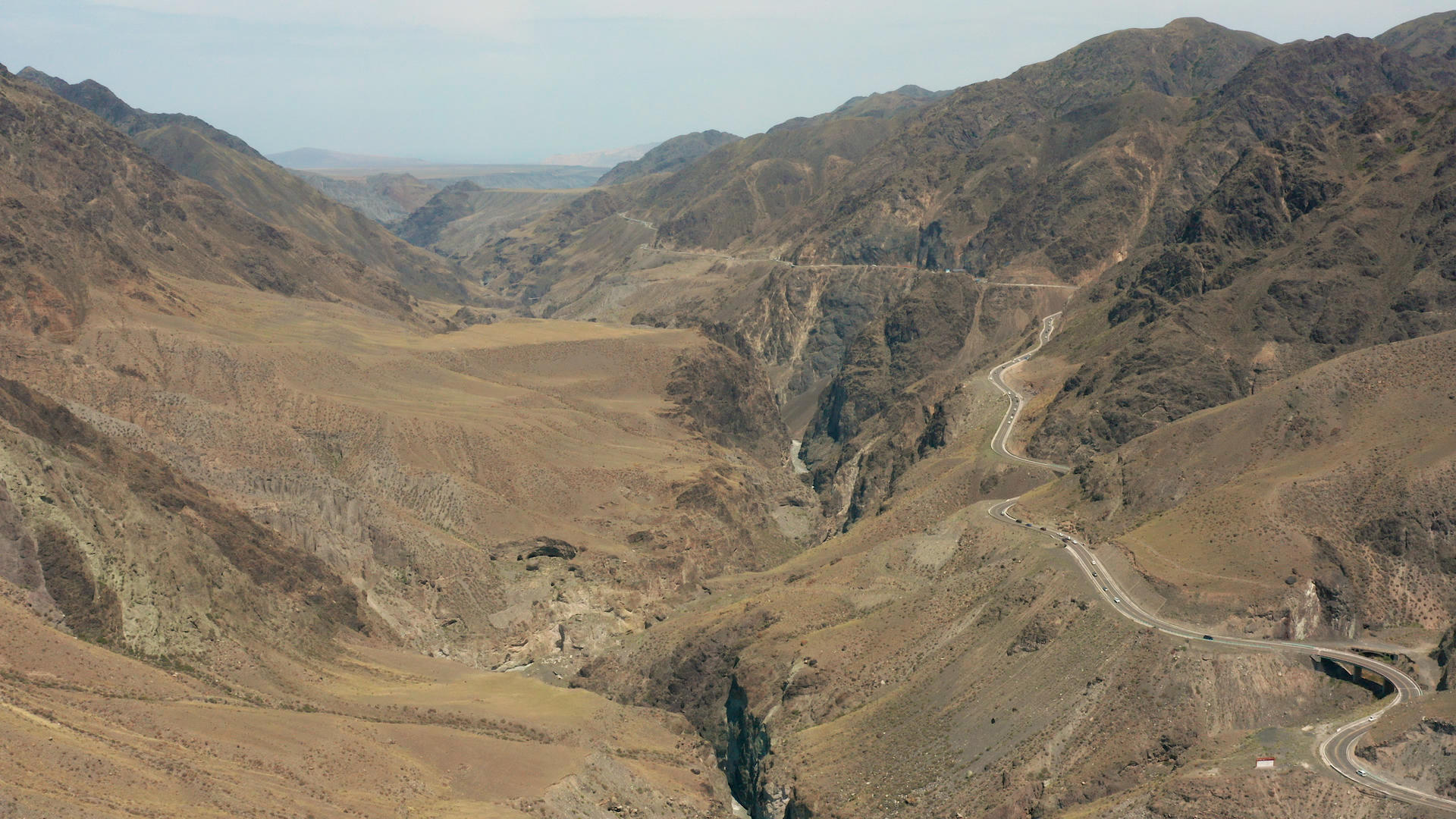 4K航拍新疆天山山峦视频的预览图