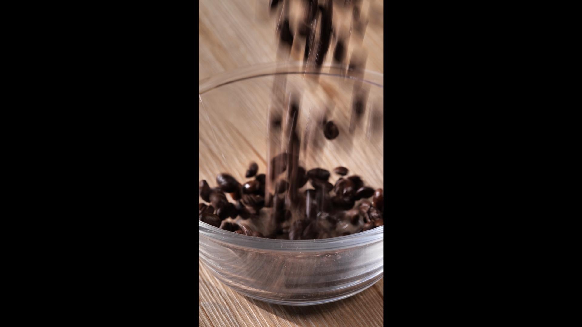 竖屏4k往碗里倒咖啡豆视频的预览图