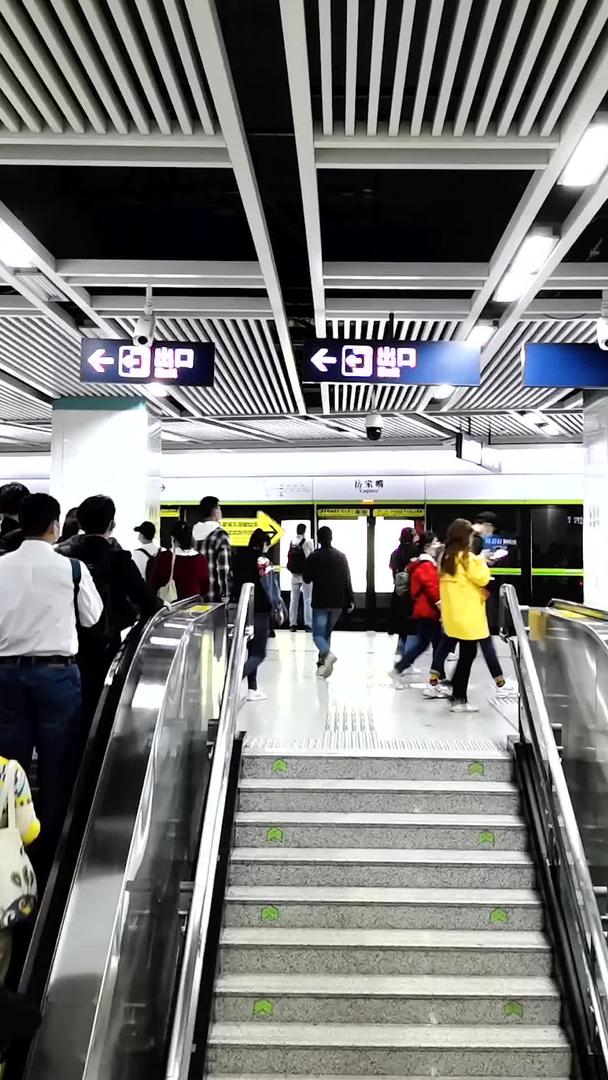 城市地铁晚高峰换乘延时材料人流涌动视频的预览图