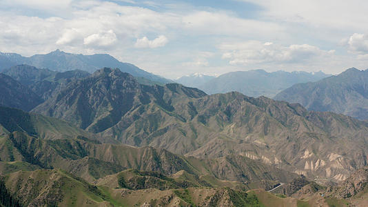 4K航怕新疆天山山峦视频的预览图