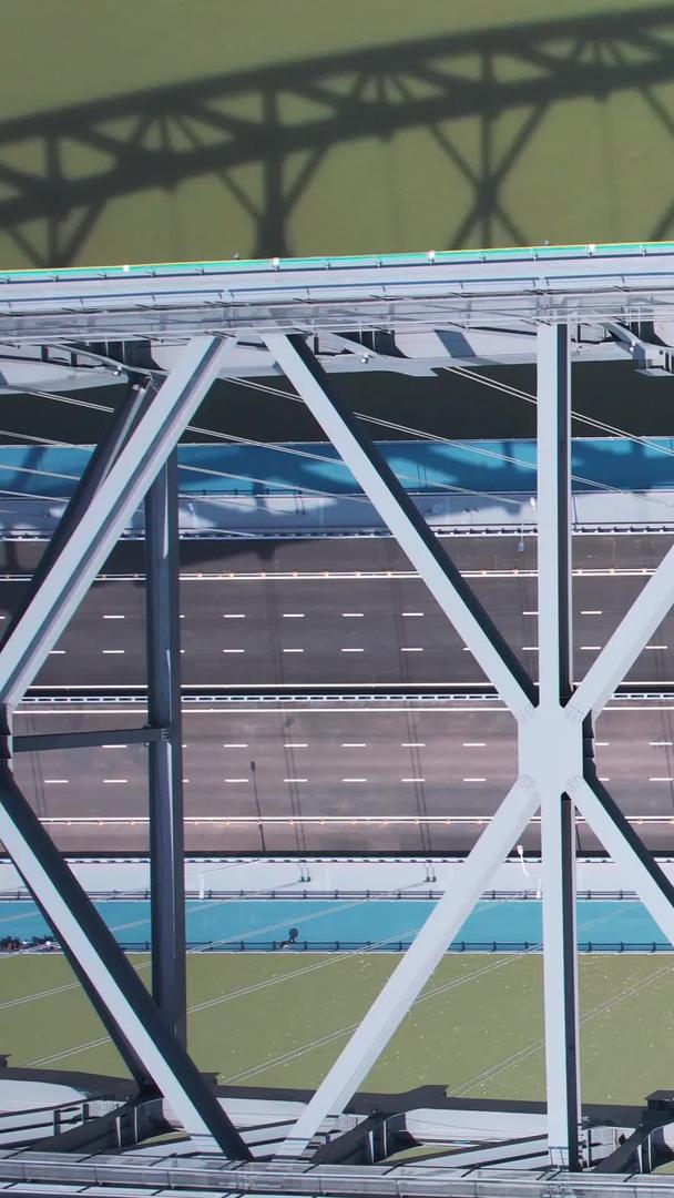 航拍拍摄城市汉江新开通的桥梁交通流量材料视频的预览图