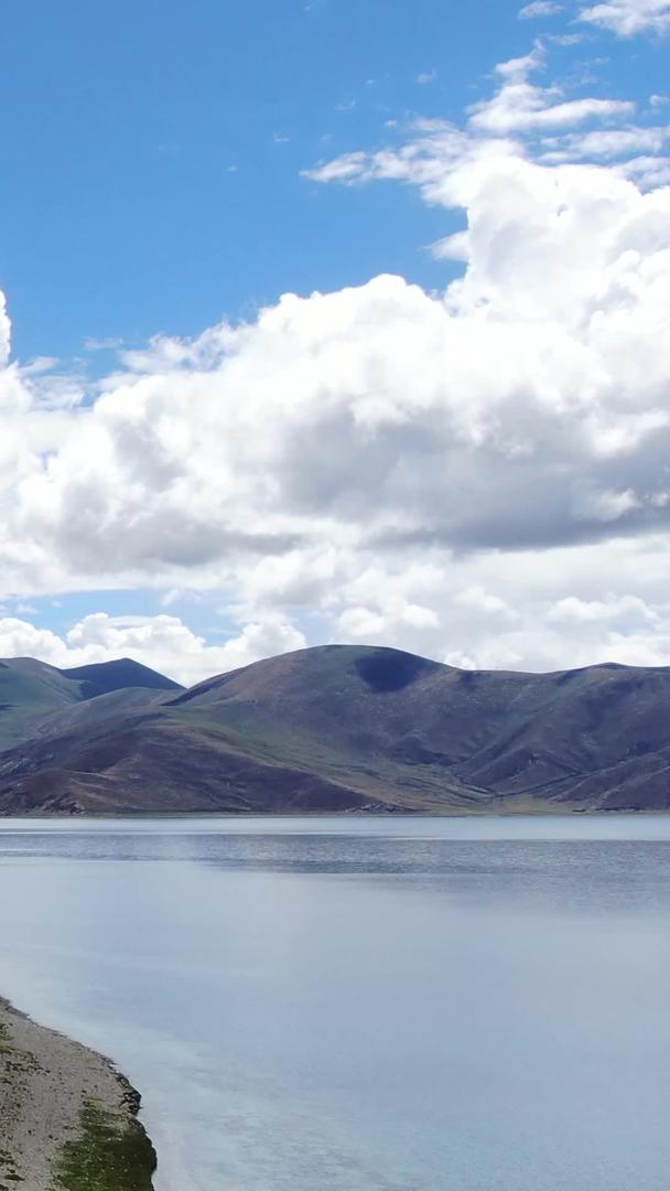 航空摄影高原山脉湖泊自然风光视频的预览图