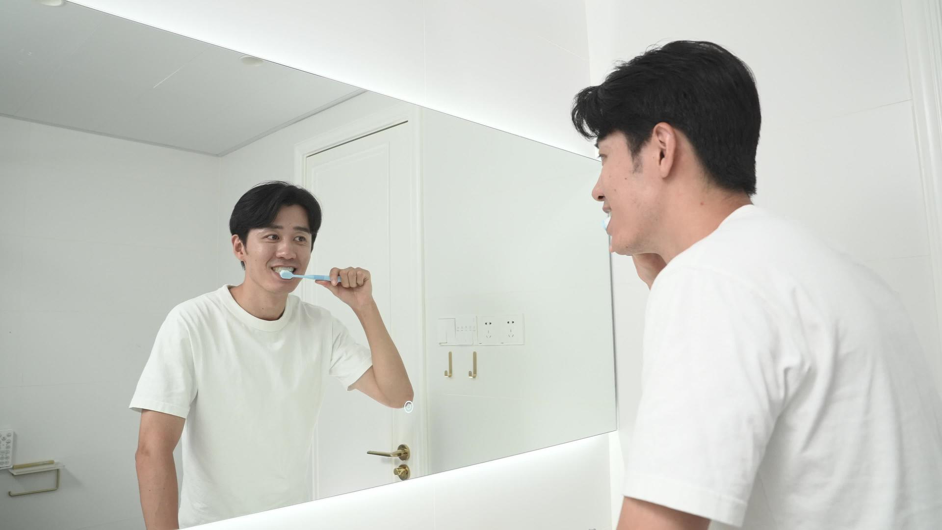 年轻人正在刷牙视频的预览图