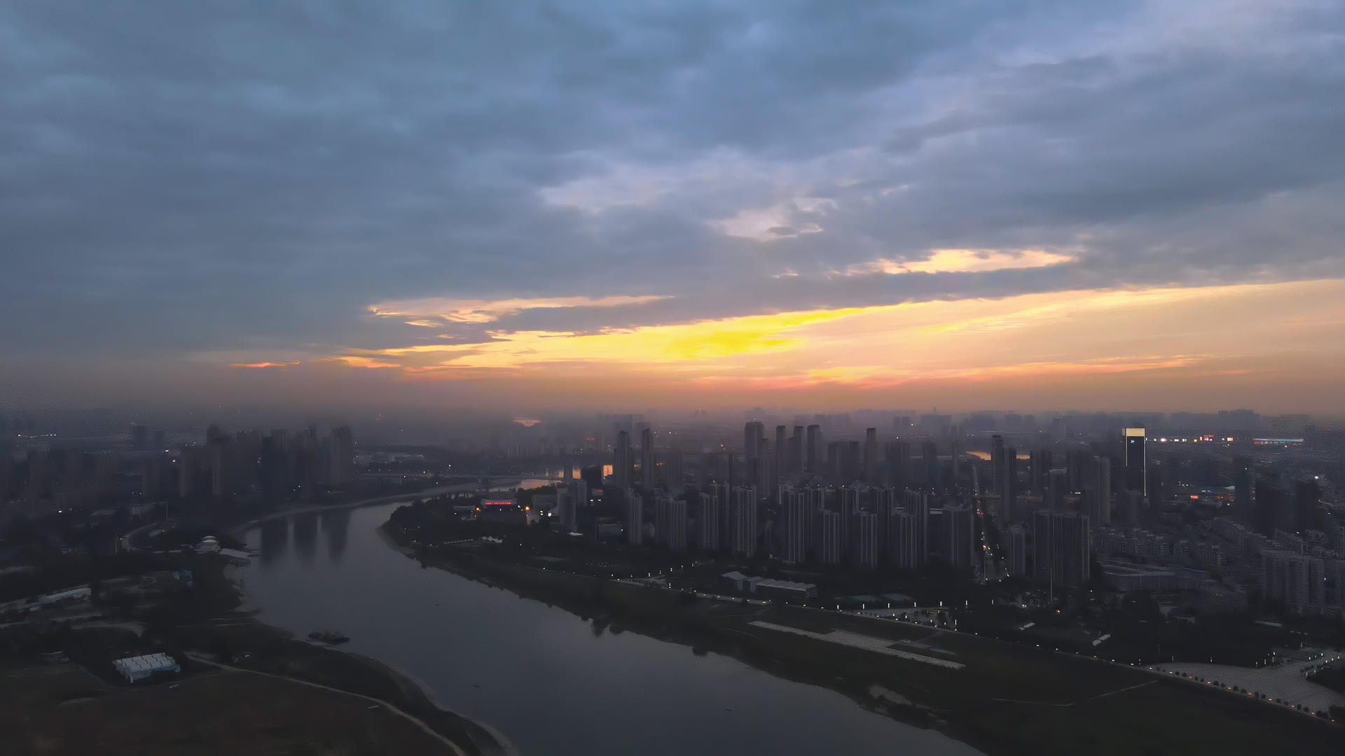 航拍城市风光晚霞夕阳天空蜿蜒的汉江城市夜景素材视频的预览图