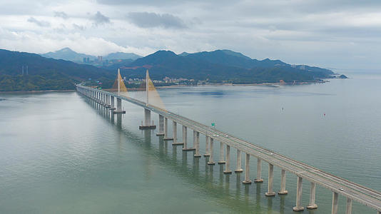 海上大桥无人机航拍4K视频的预览图