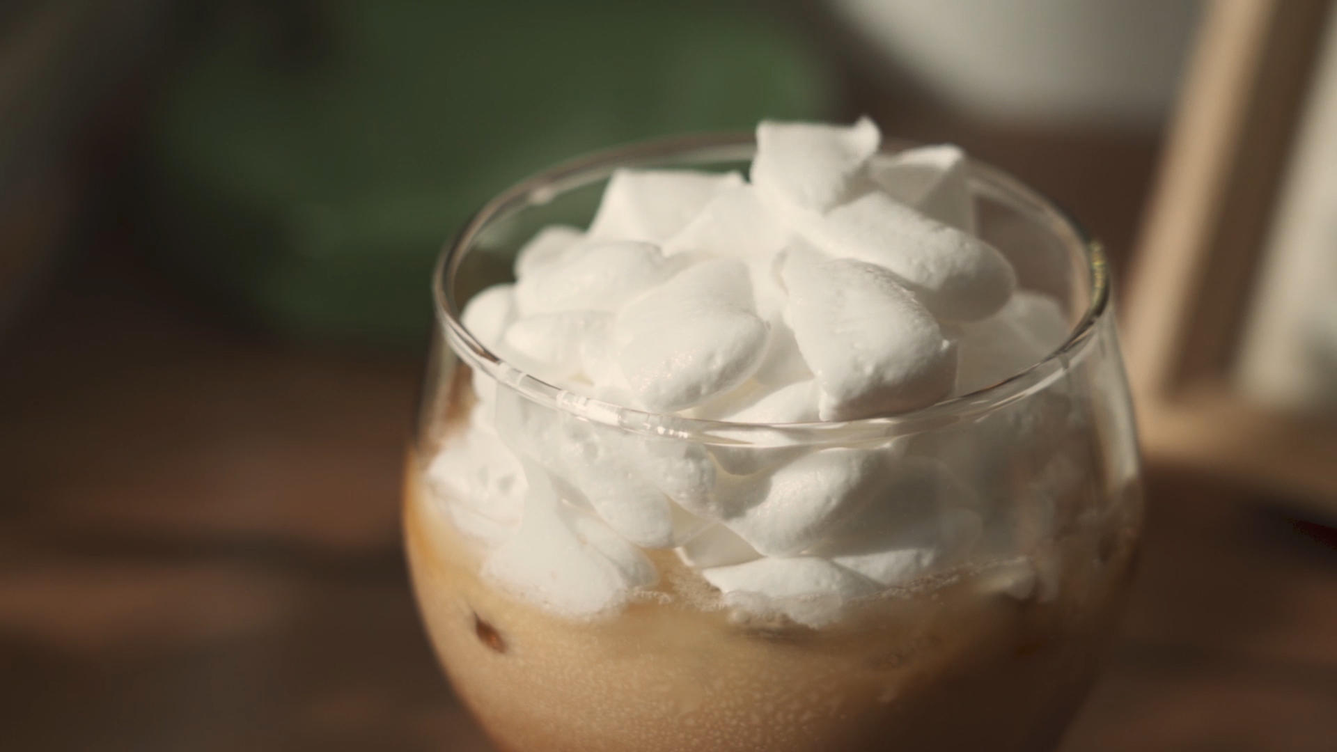 牛奶倒入咖啡液升格特写和挤奶油升格拍摄视频的预览图