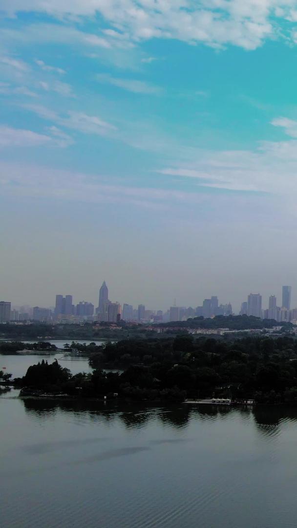 南京玄武湖紫峰大厦航拍视频的预览图
