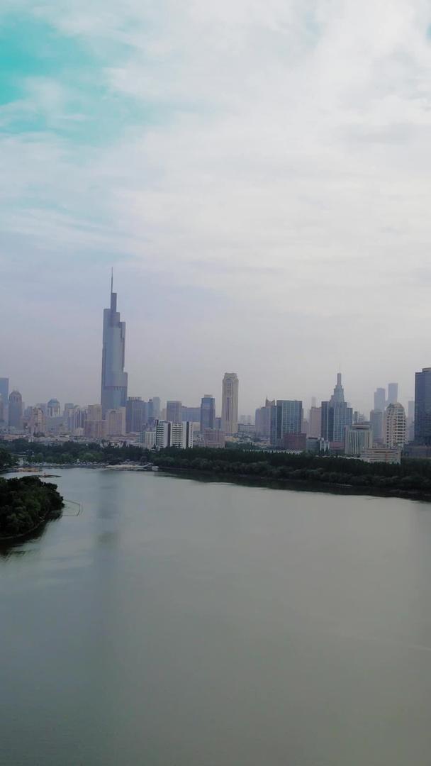 南京玄武湖紫峰大厦航拍视频的预览图