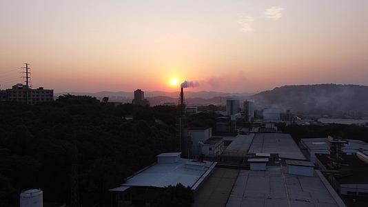 实拍工厂排放烟雾晚霞素材视频的预览图