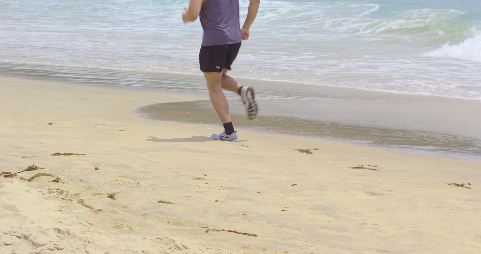 8K在海边跑步的男青年视频的预览图