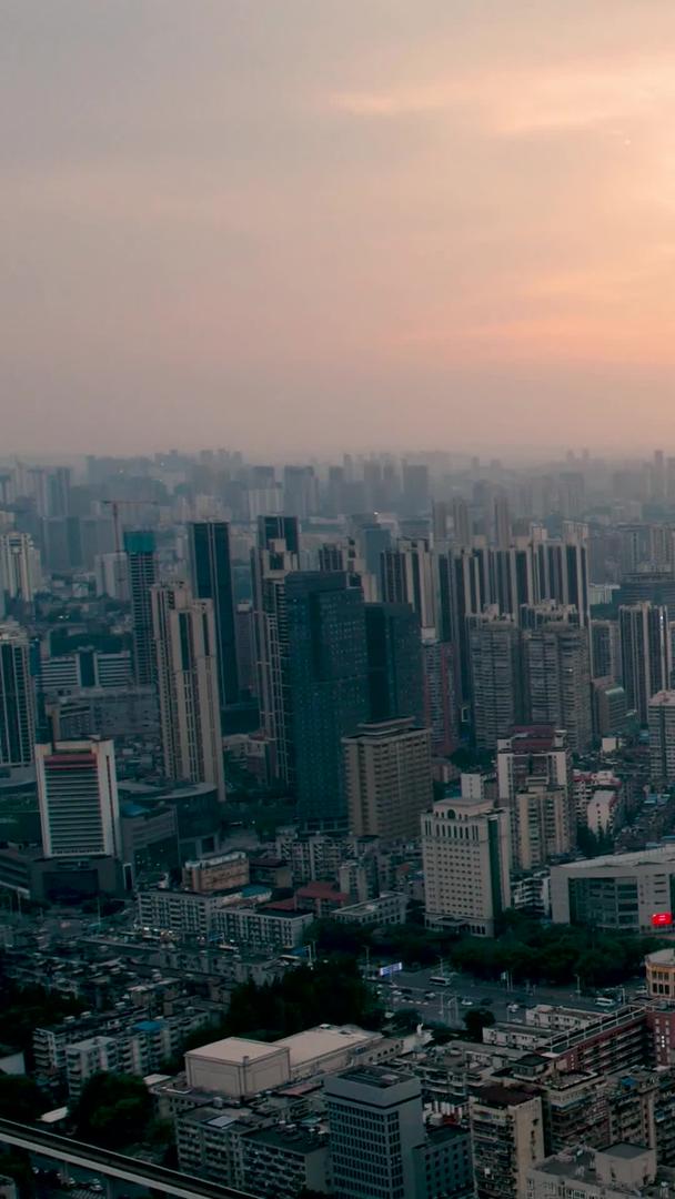 城市建筑群城市风光延时视频在航拍晚霞下的城市建筑群视频的预览图