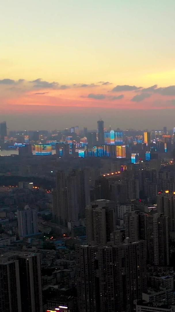 晚霞下华灯初上的城市夜景风光视频的预览图