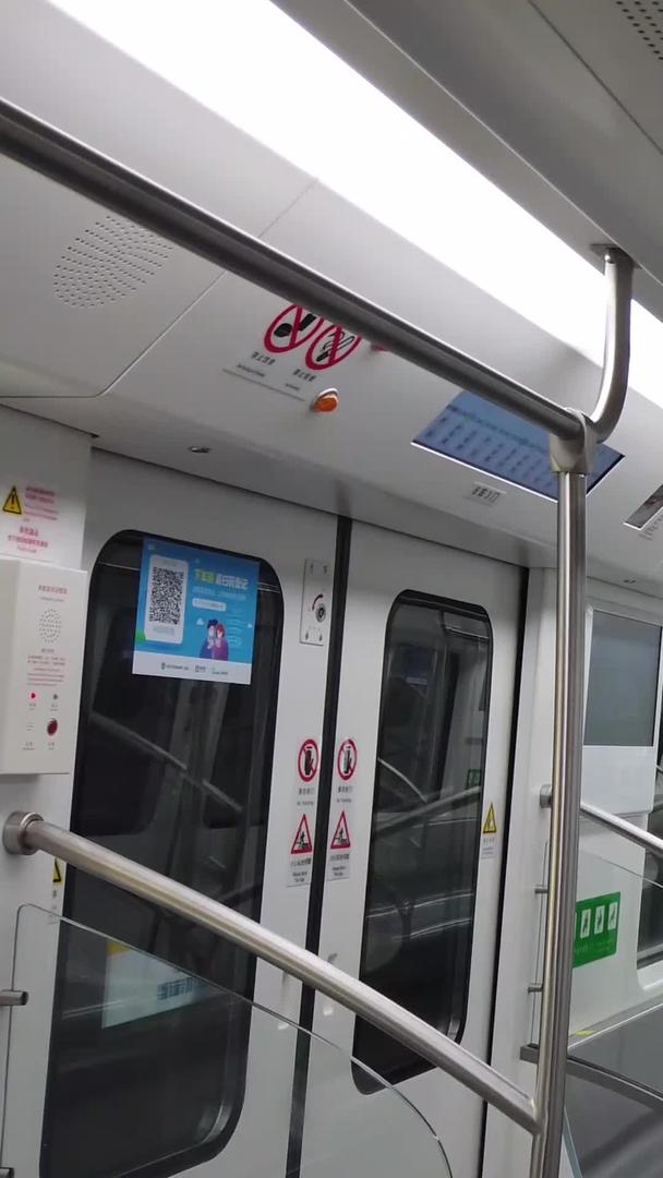 城市立体交通地铁车厢内空无一人视频的预览图