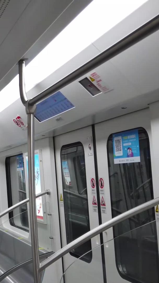 城市立体交通地铁车厢内空无一人视频的预览图