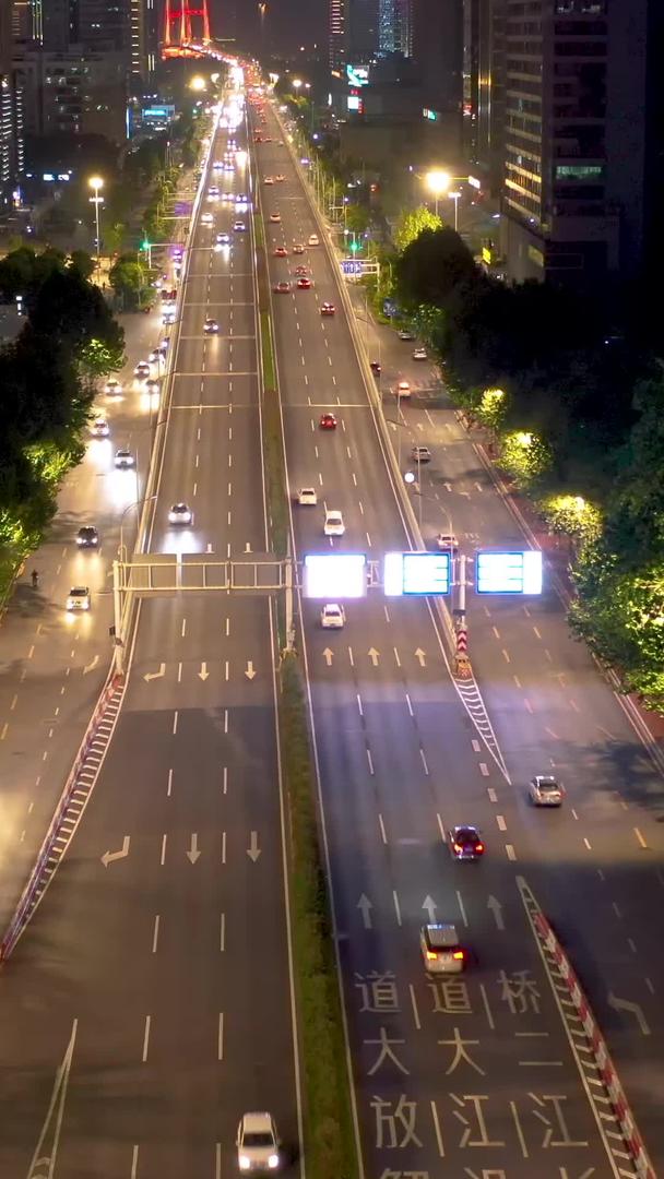 夜晚都市主干道交通繁忙视频的预览图