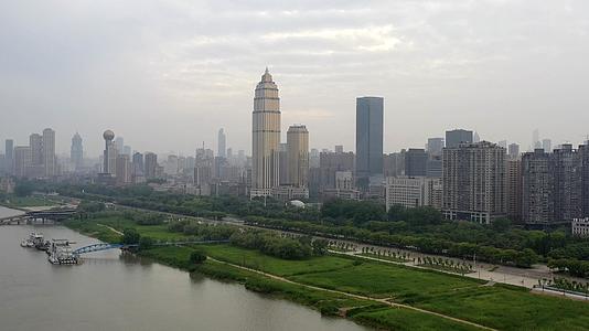 武汉城市风光汉口江滩高楼群视频的预览图