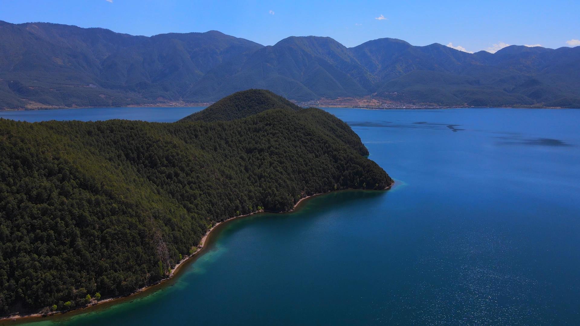 4k泸沽湖优美湖岸线航拍视频的预览图