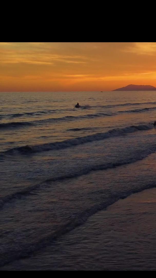 黄昏时分海边海滩上的黄昏金色的火焰视频的预览图
