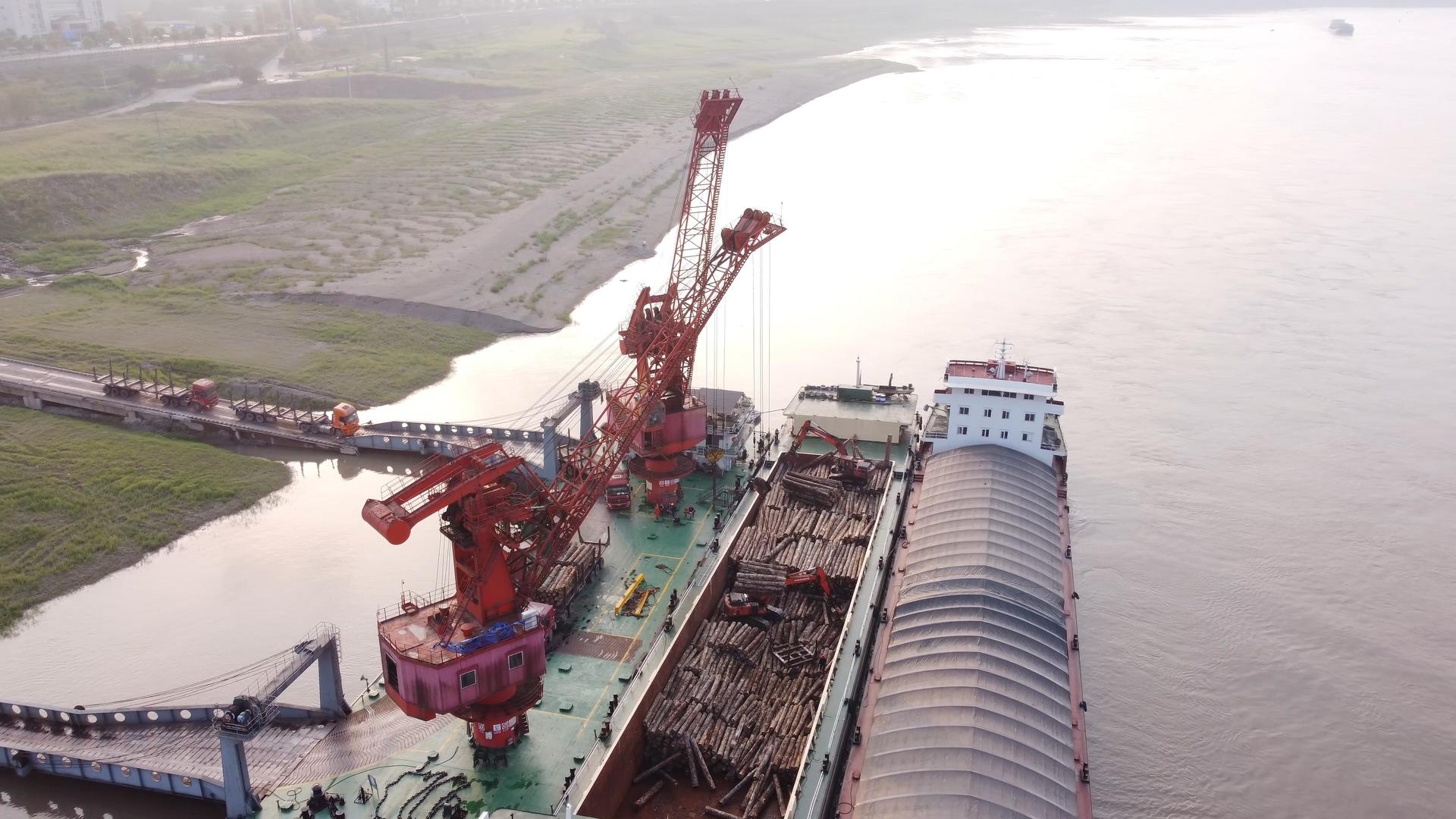 航拍码头货船木材卸运素材视频的预览图