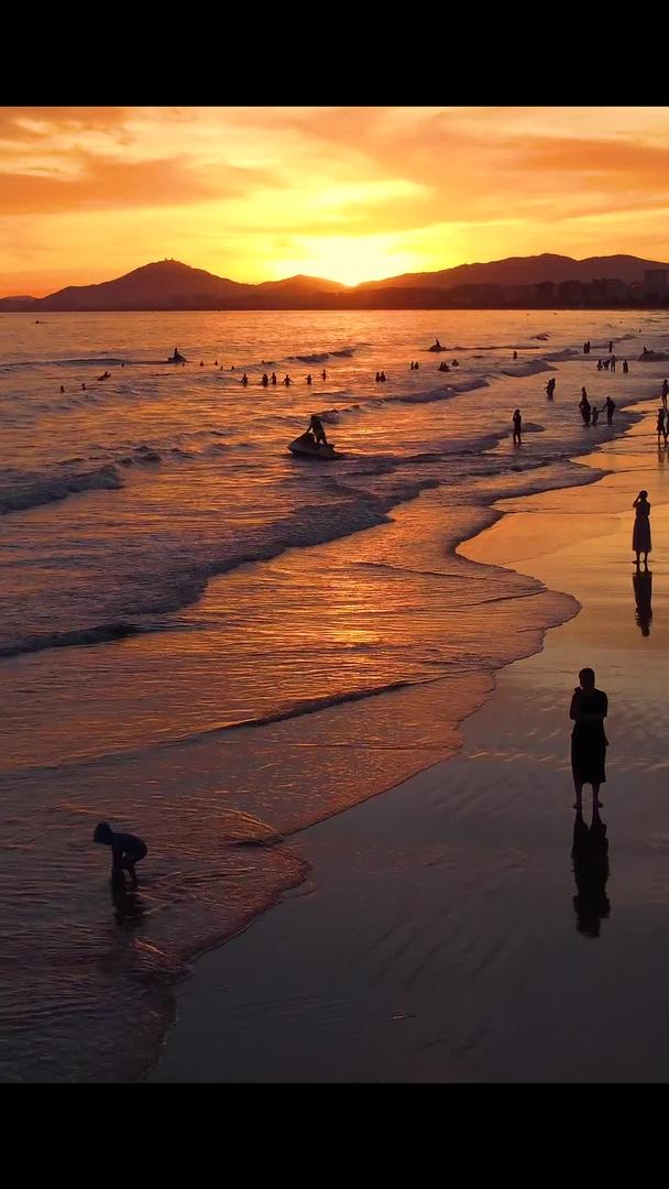 黄昏时分海边海滩上的黄昏金色的火焰视频的预览图