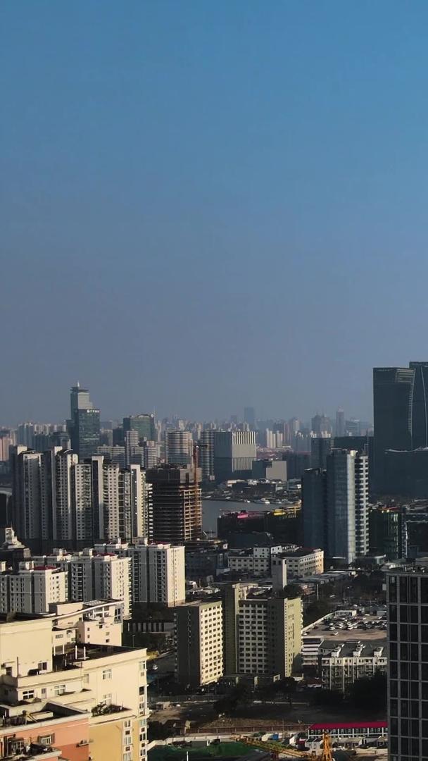 上海地标cbd城市东方明珠陆家嘴航拍推近镜头视频的预览图