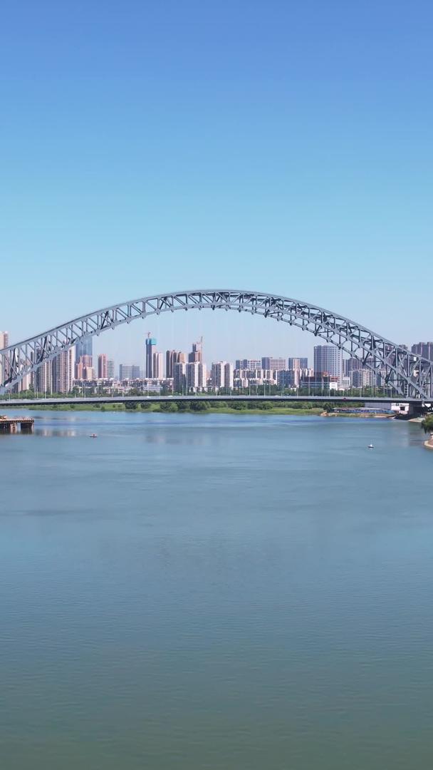第一视觉城市蓝天江景桥交通车流街景素材视频的预览图