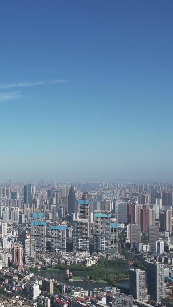 航拍城市蓝天白云天际线绿化公园街景素材视频的预览图