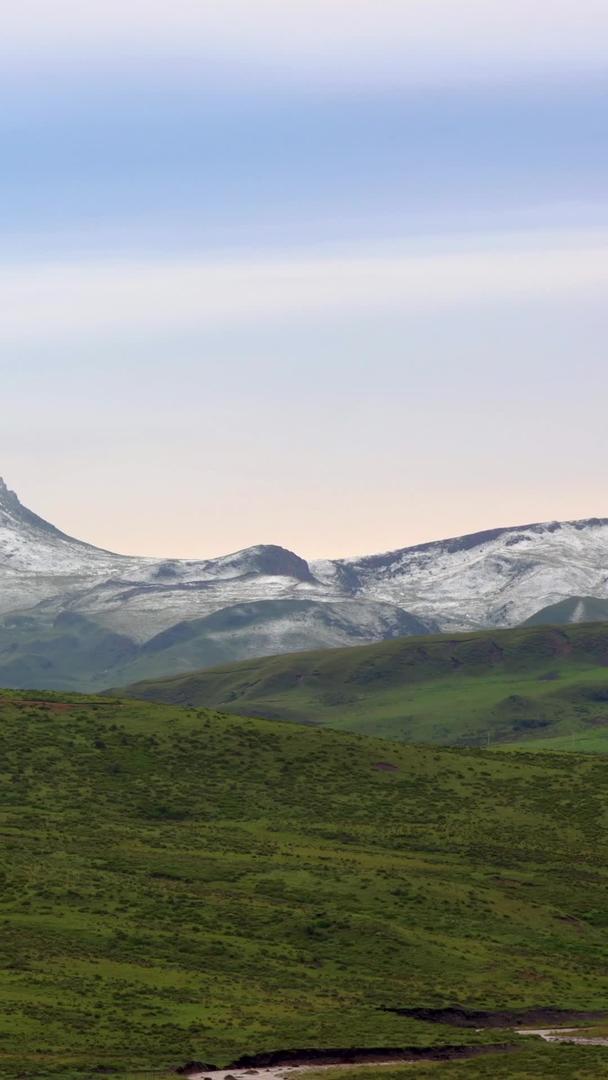 雪山和绿草延时视频视频的预览图