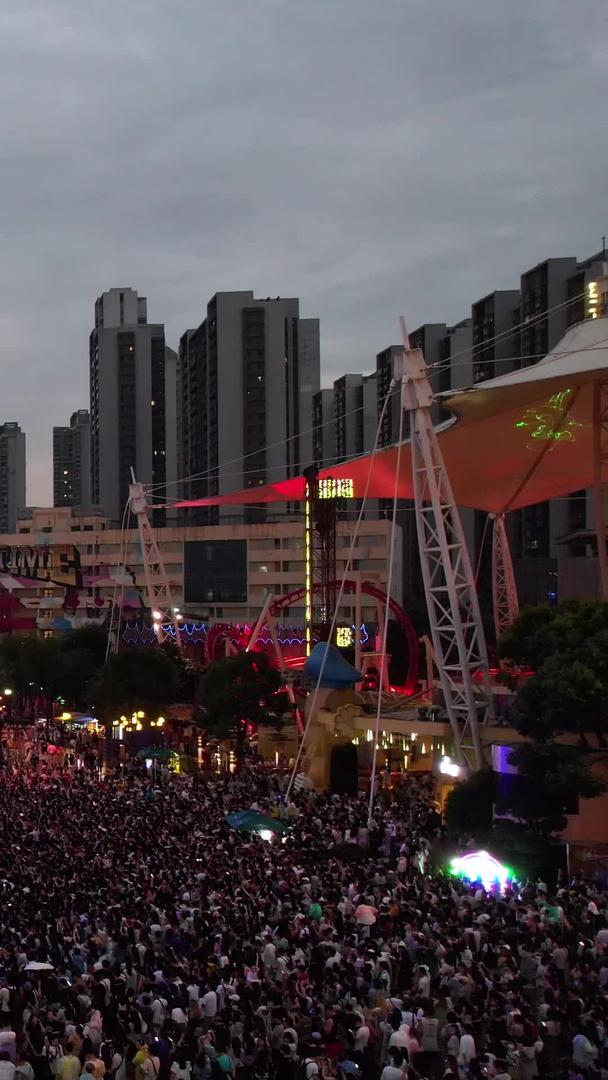 航拍城市演出演出音乐节现场人潮汹涌街景素材视频的预览图