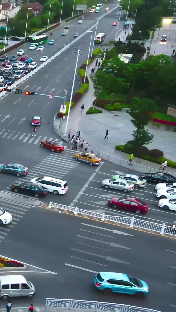 城市路口交通流量高峰期视频的预览图
