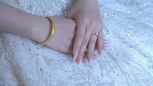 穿婚纱的新娘手部唯美特写运镜视频的预览图