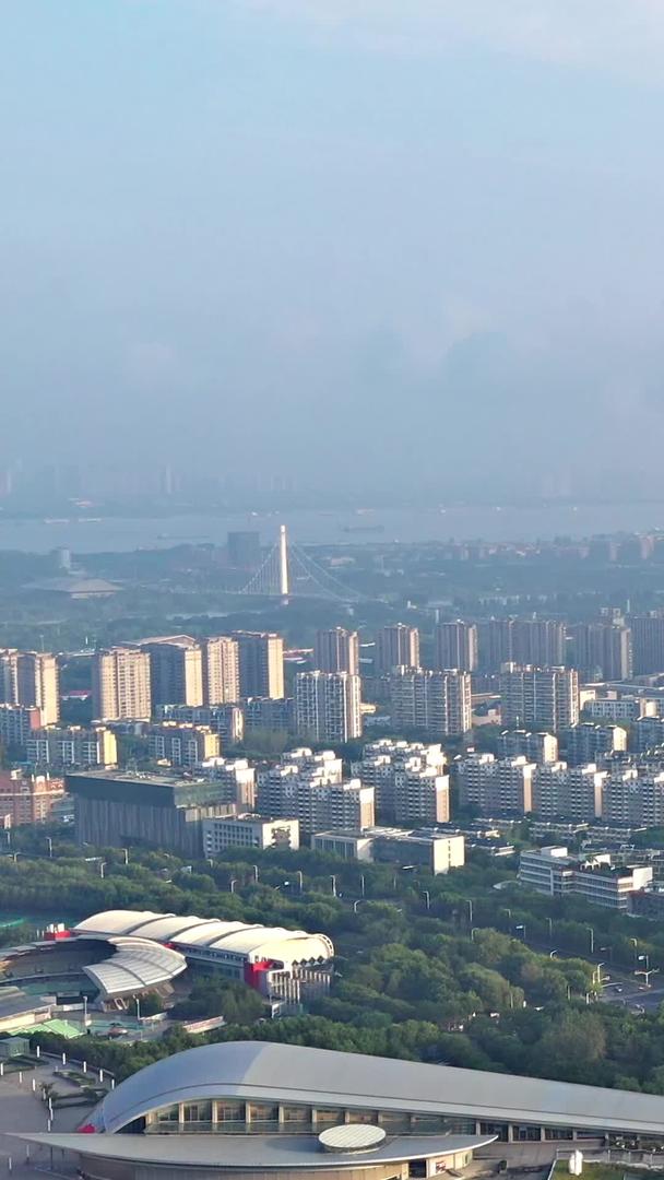 清晨南京城市建筑群薄雾航拍视频的预览图