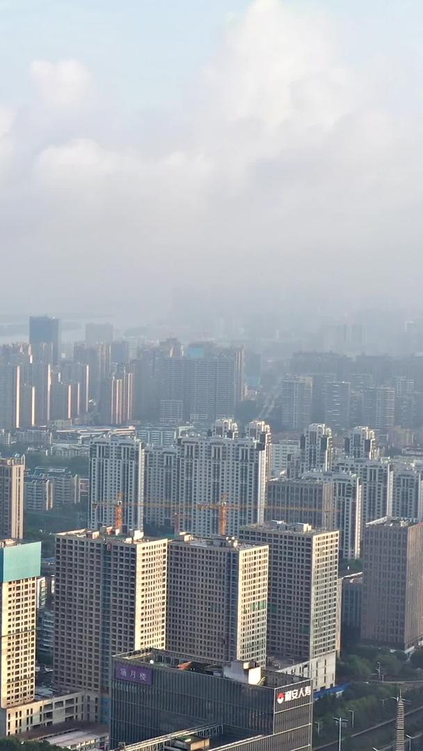 清晨南京城市建筑群薄雾航拍视频的预览图