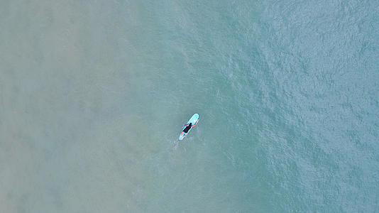 海南万宁日月湾练习冲浪的少年航拍4K视频的预览图