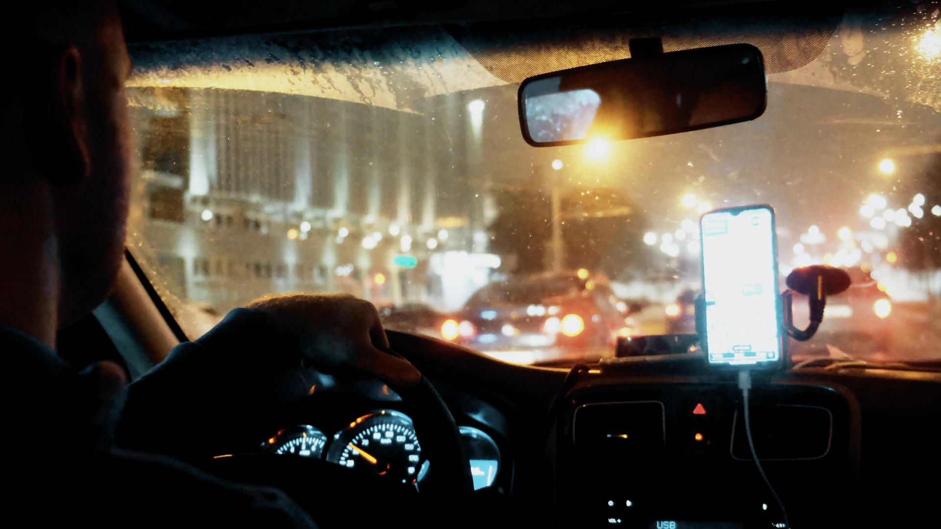 冬天下雪的夜晚开车的网约车司机视频的预览图