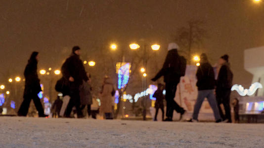 冬天下雪的夜晚城市低角度拍摄行人视频的预览图