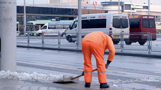 冬天清洁工人清理路边积雪视频的预览图