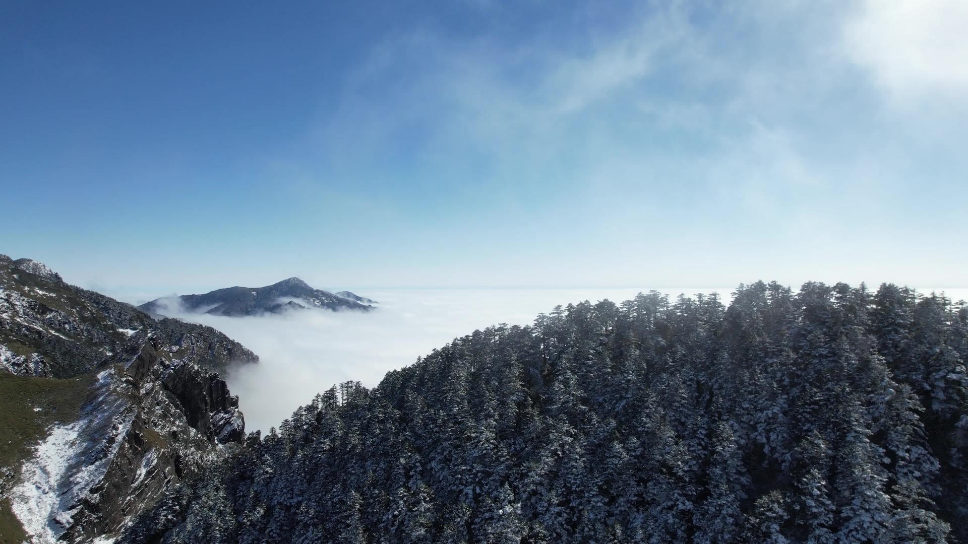 4K震撼湖北神农架神农谷冬季雪景云海航拍视频视频的预览图